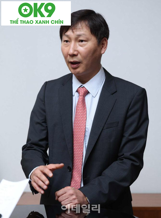 HLV Kim Sang Sik chia sẻ về kế hoạch tìm kiếm cầu thủ nhập tịch và Việt kiều (Ảnh: Edaily)