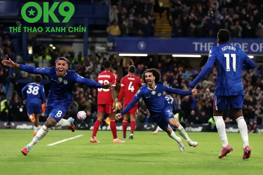 Cucurella và Enzo ăn mừng bàn thắng của Estevao (Ảnh: X).